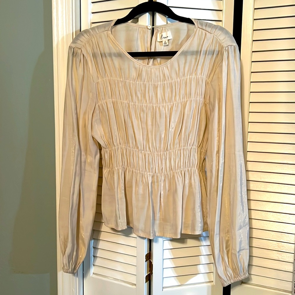 New without tags. Never worn. Adorable top cinched in at waist